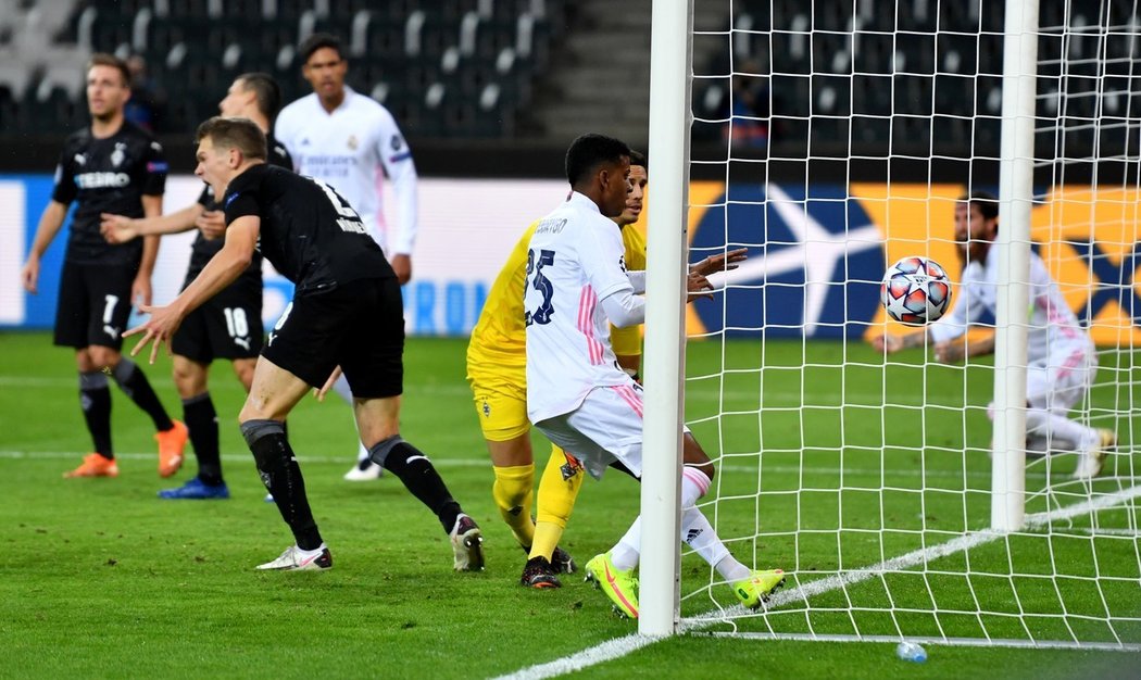 První bod získal Real Madrid, který sice v Mönchengladbachu prohrával až do 87. minuty 0:2, pak ale dokázal vyrovnat.