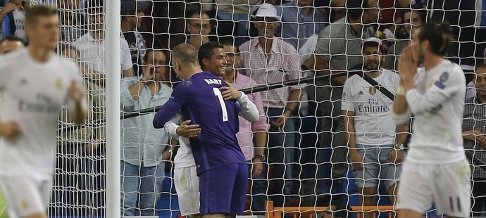 Cristiano Ronaldo v přátelském objetí s Hartem