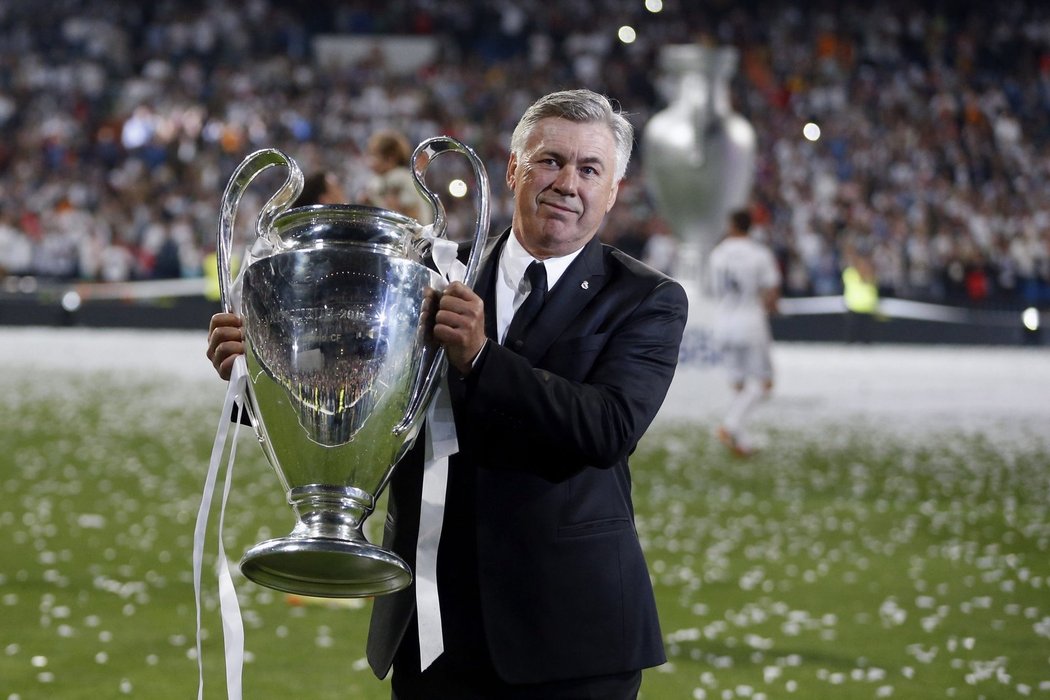 Trenér Realu Madrid Carlo Ancelotti s trofejí pro vítěze v Lize mistrů