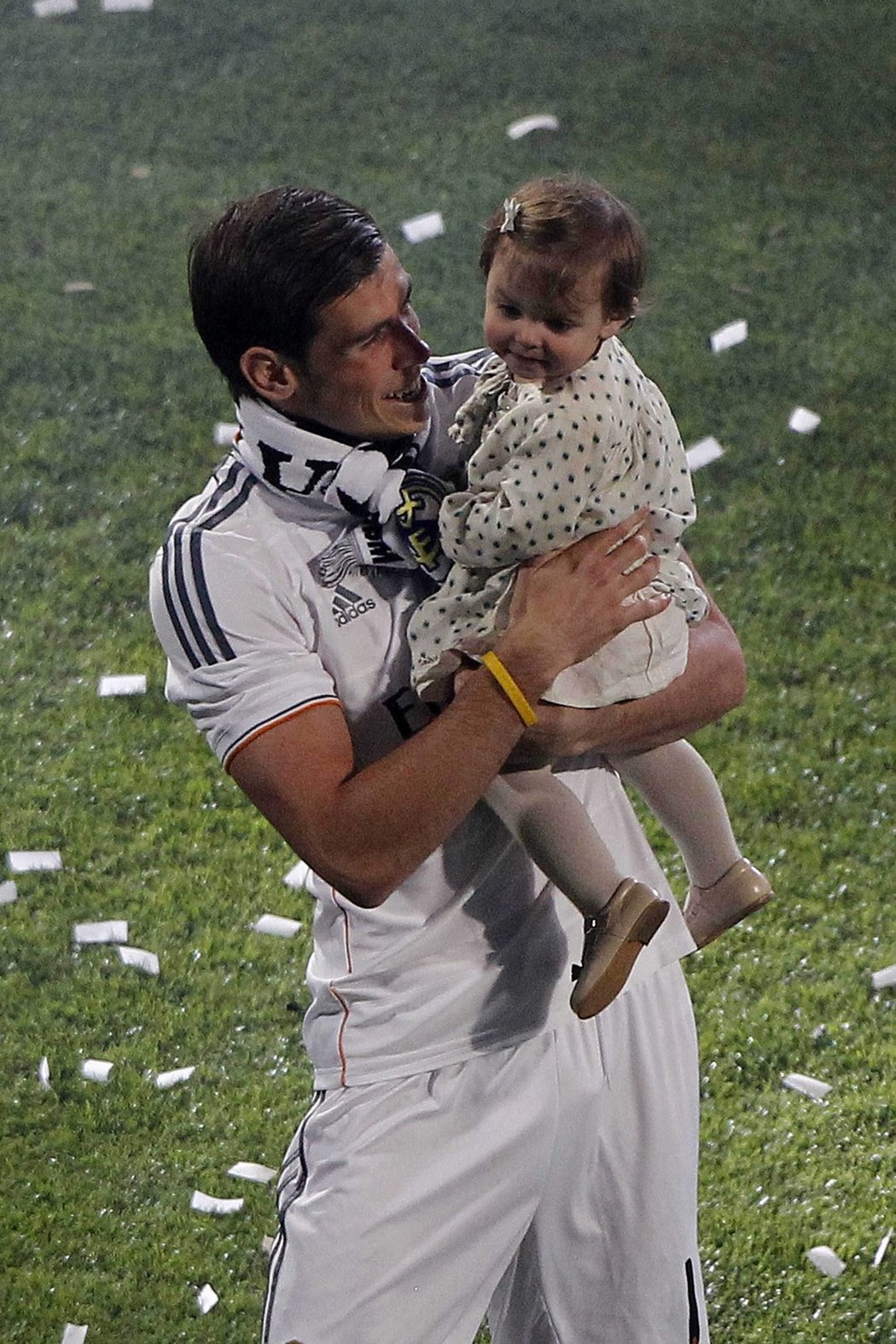 Gareth Bale se svou dcerkou při oslavách výhry v Lize mistrů