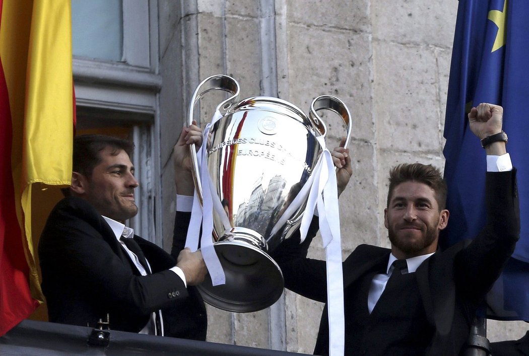 Casillas s Ramosem ukazují trofej pro šampiona Ligy mistrů na náměstí v Madridu