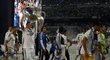 Hráči Realu Madrid přichází na trávník Santiaga Bernabeu během oslav triumfu v Lize mistrů