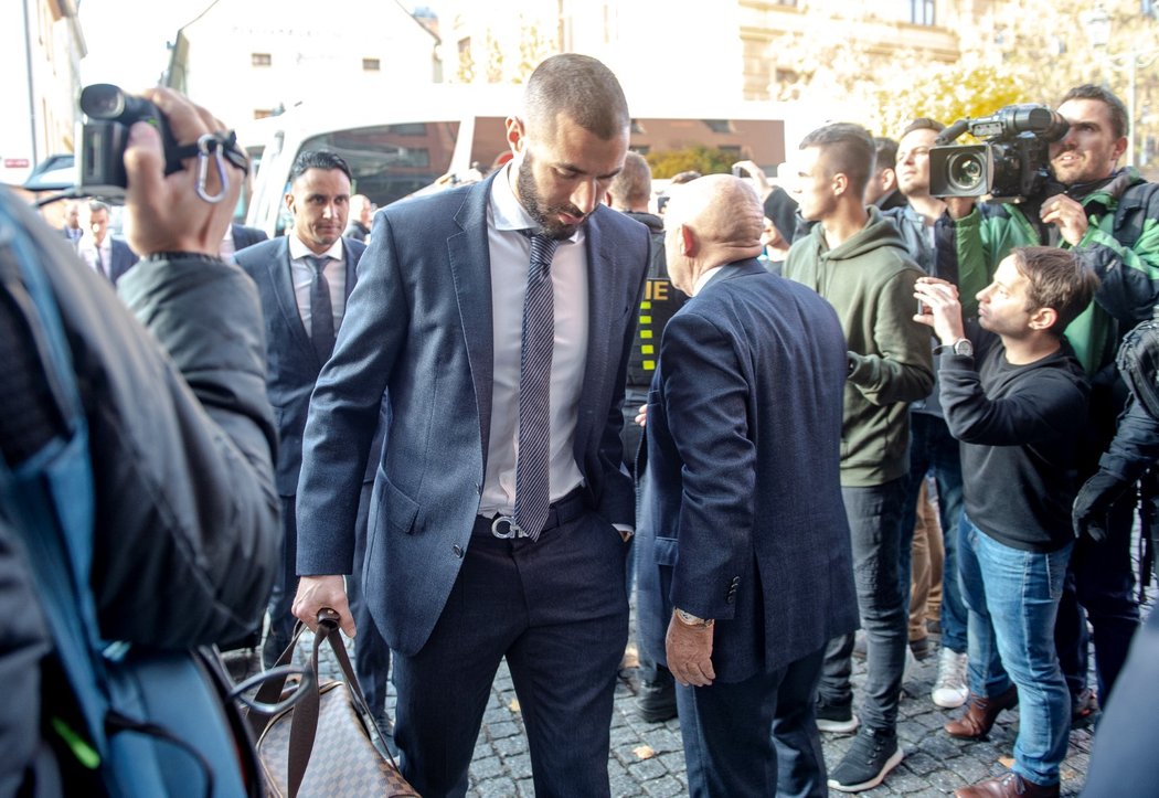 Útočník Realu Karim Benzema po příjezdu do Plzně