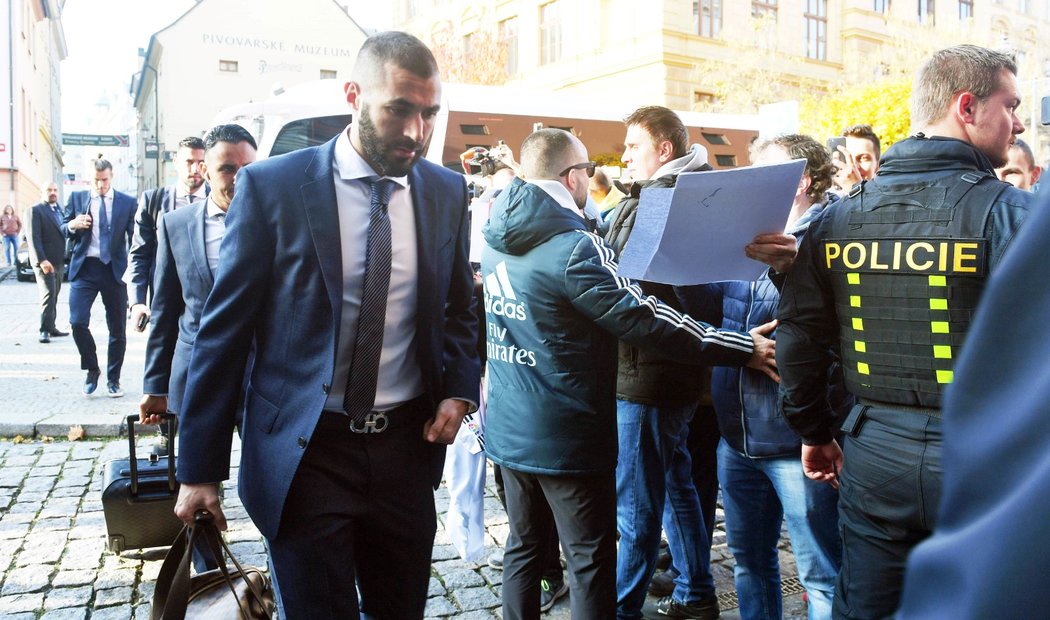 Útočník Realu Karim Benzema při příjezdu do Plzně