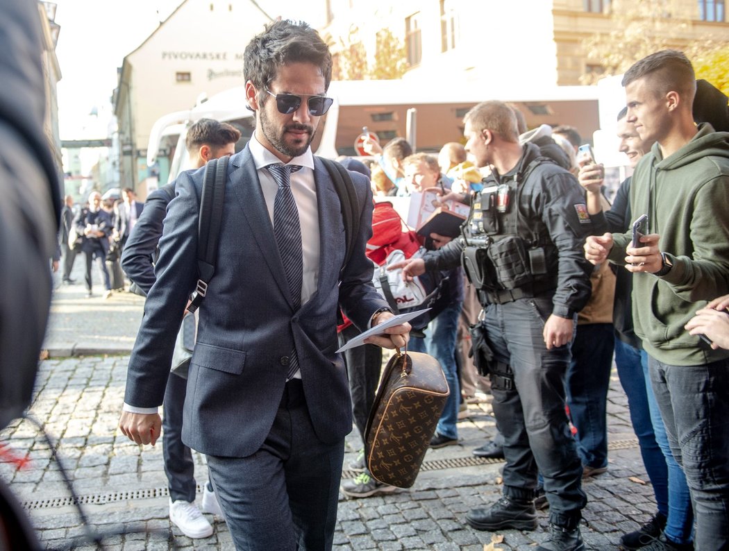 Záložník Realu Madrid Isco při příjezdu do Plzně