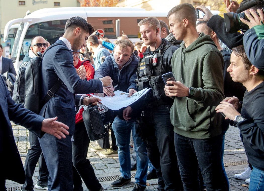 Marco Asensio, záložník Realu Madrid, se podepisuje fanouškům v Plzni