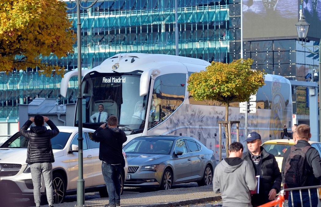 Autobus přiváží hráče Realu k hotelu, kde jsou v Plzni ubytovaní