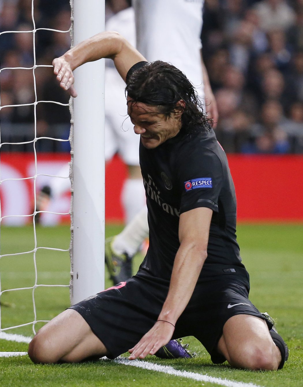 Edinson Cavani lituje zahozené šance v zápase proti Realu Madrid