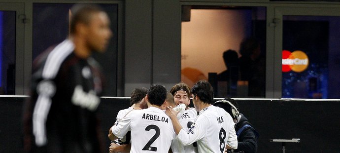 Hráči Realu Madrid se radují z gólu.