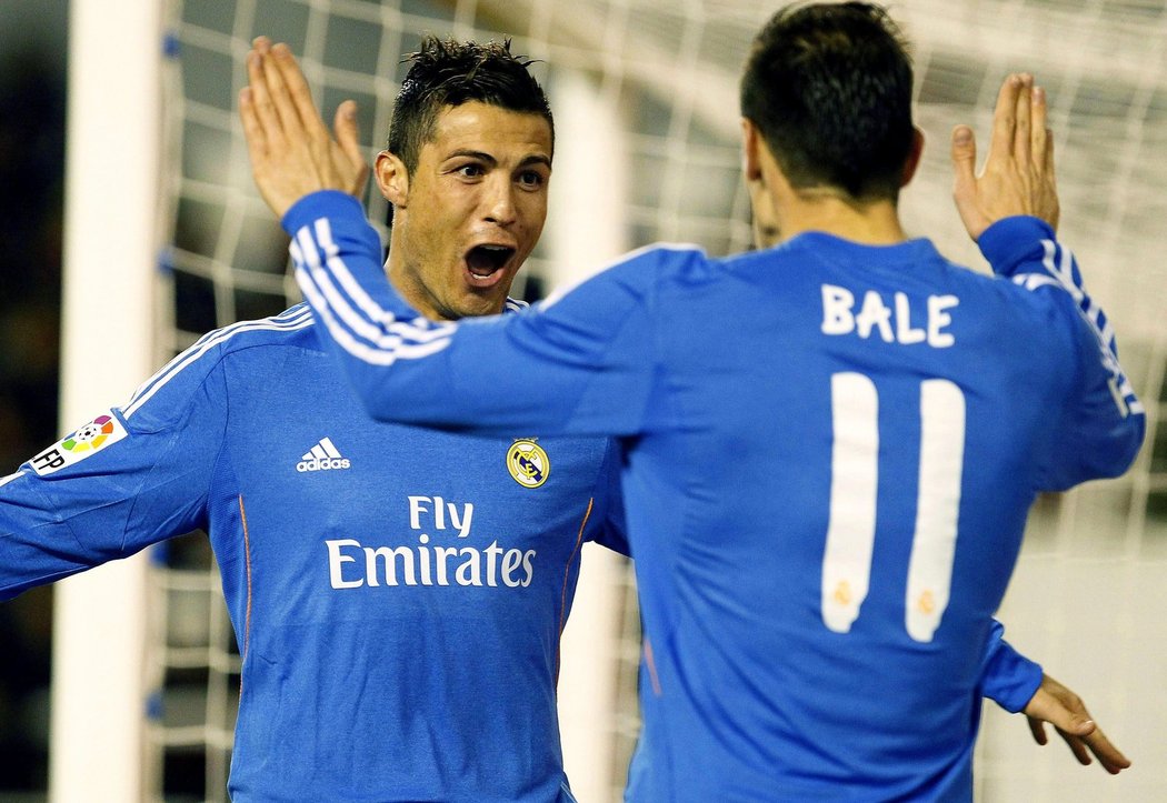 Hráči Realu Madrid Cristiano Ronaldo a Gareth Bale slaví gól do sítě Vallecana