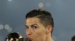 Cristiano Ronaldo s vítěznou trofejí