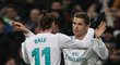 Cristiano Ronaldo se raduje z branky se svým spoluhráčem z Realu Garethem Balem