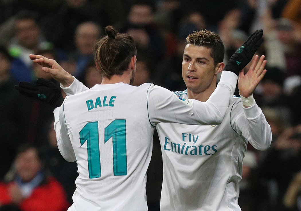 Cristiano Ronaldo se raduje z branky se svým spoluhráčem z Realu Garethem Balem