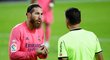 Kapitán Realu Sergio Ramos debatuje s rozhodčím při zápase s Valencií (1:4)