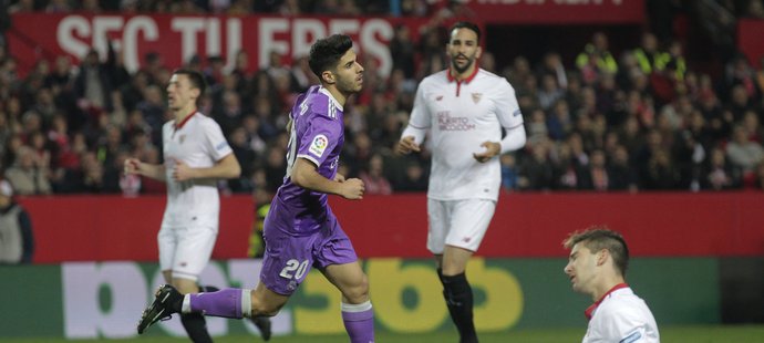 Marco Asensio slaví gól proti Seville