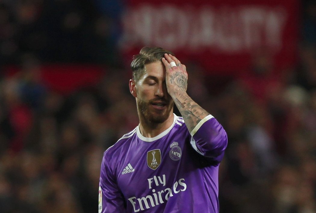 Sergio Ramos se chytá za hlavu v zápase se Sevillou, ve kterém si dal vlastní gól