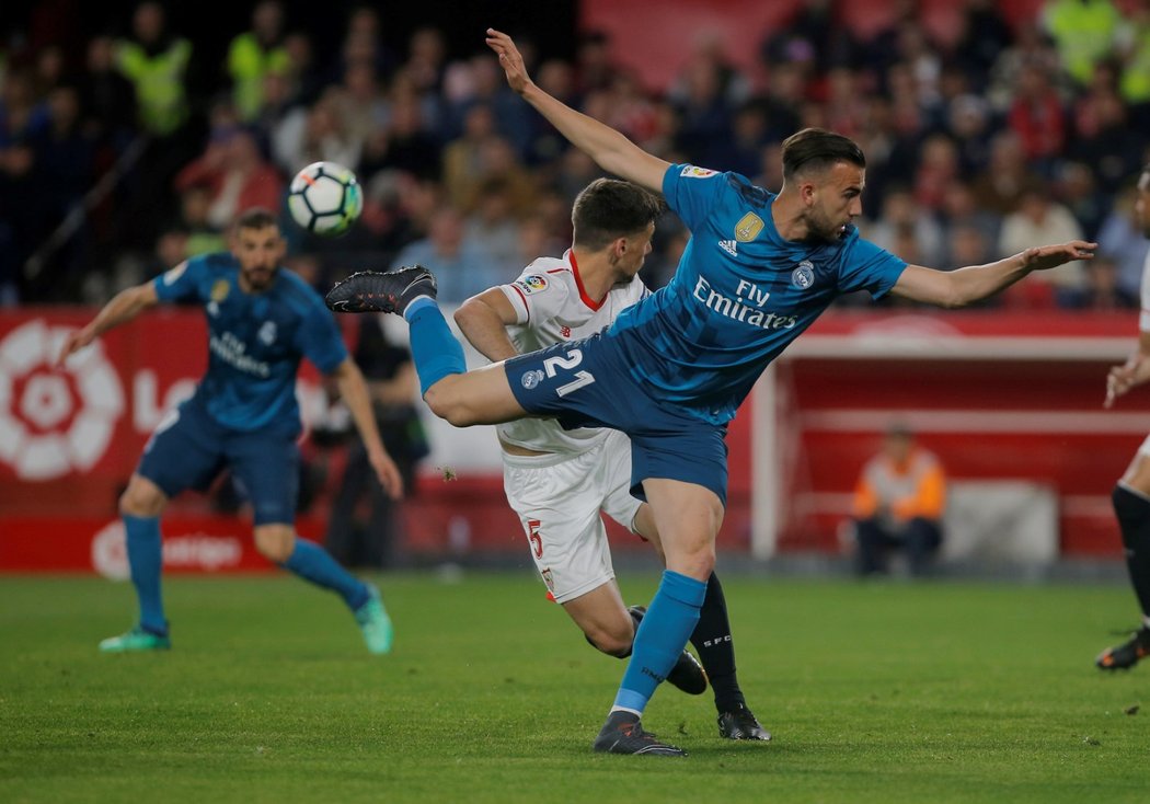 Borja Mayoral balancuje v souboji s Clementem Lengletem