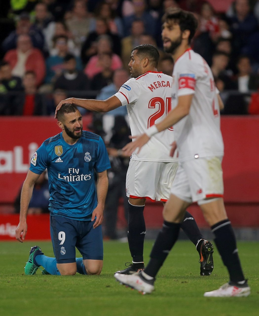 Karim Benzema z Realu Madrid a jeho protihráč Gabriel Mercado