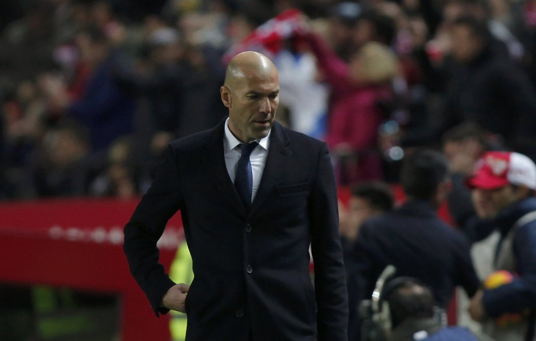 Zachmuřený kouč Realu Zinedine Zidane v závěru zápasu se Sevillou