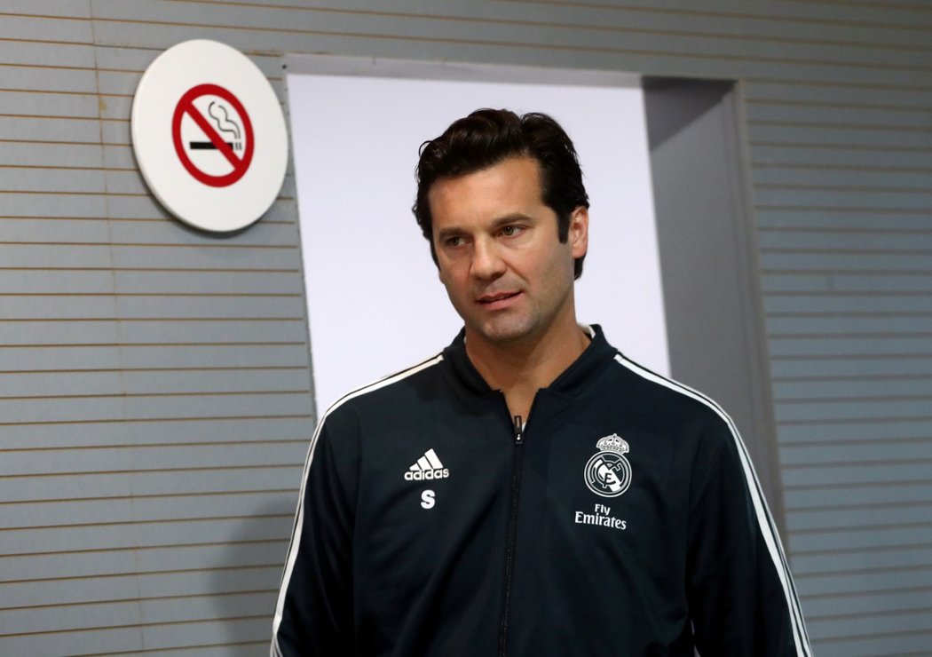 Santiago Solari přichází na svou první tiskovou konferenci v pozici dočasného hlavní kouče Realu Madrid