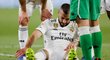 Útočník Realu Madrid Karim Benzema po nepříjemném zákroku skončil na zemi