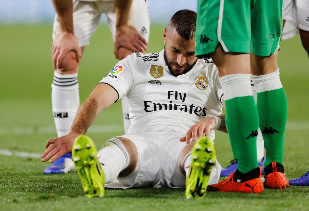 Útočník Realu Madrid Karim Benzema po nepříjemném zákroku skončil na zemi