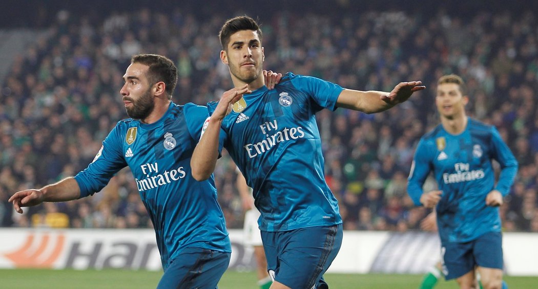 Mladý ofenzivní záložník Realu Madrid Marco Asensio slaví svou branku do sítě Realu Betis