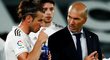 Trenér Realu Madrid Zinedine Zidane v rozhovoru se záložníkem Garethem Balem