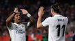 Hvězdní hráči Realu Madrid Marcelo a Gareth Bale se radují z branky proti Gironě