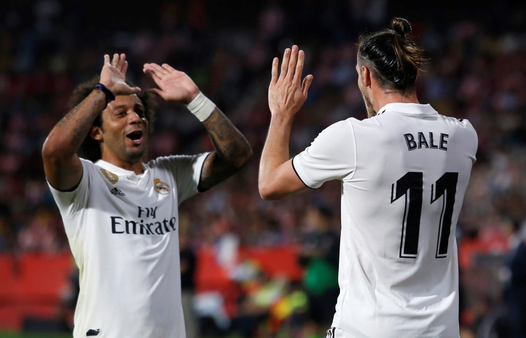 Hvězdní hráči Realu Madrid Marcelo a Gareth Bale se radují z branky proti Gironě