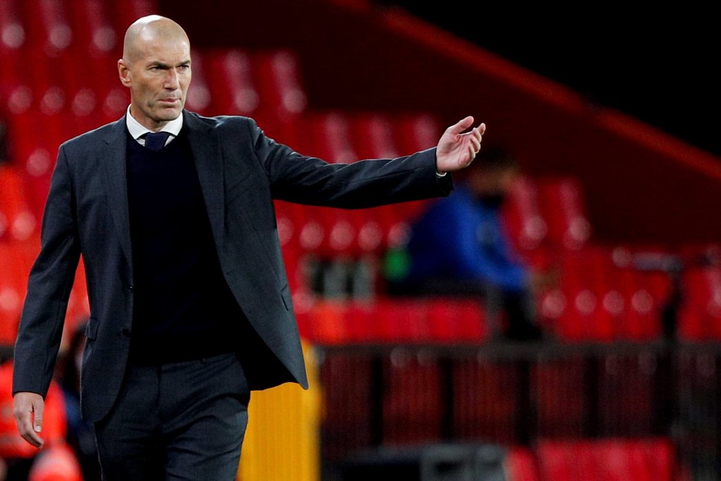 Slavný trenér Zinedine Zidane na lavičce Realu Madrid