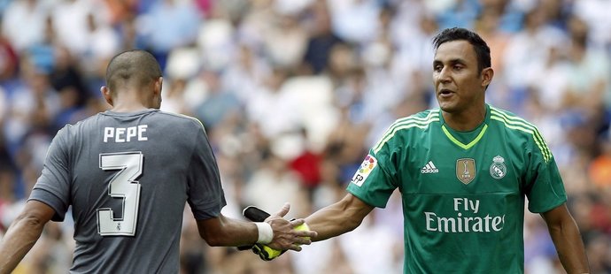 Gólman Realu Madrid Keylor Navas (vpravo)