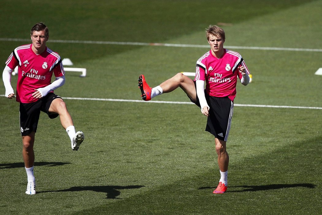 Mladý norský záložník Realu Madrid Martin Ödegaard (vpravo)