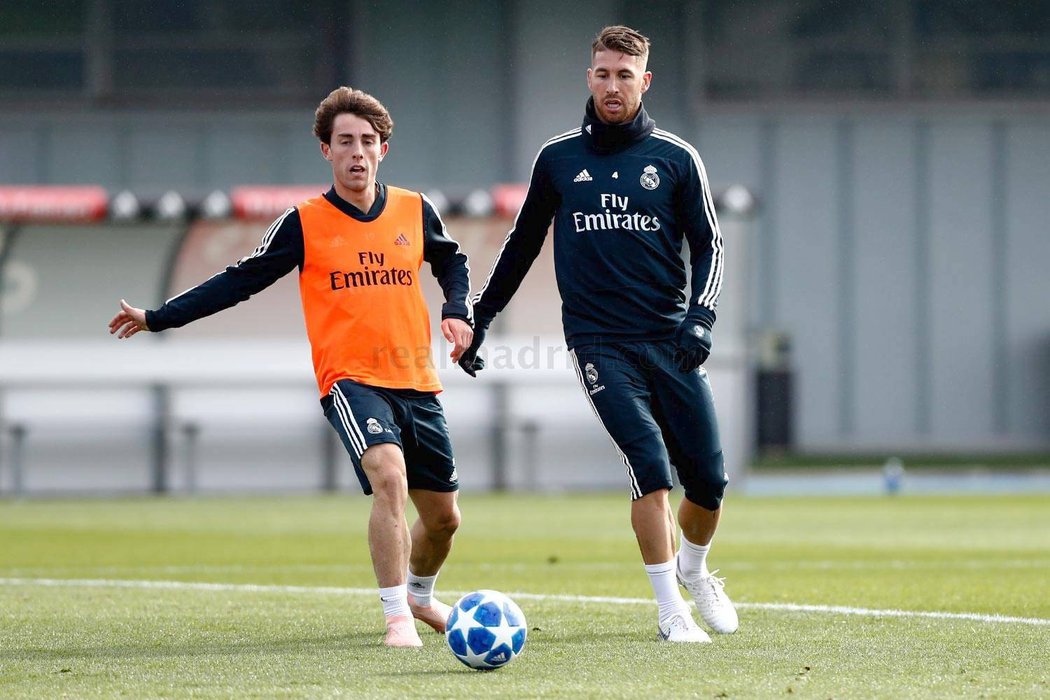 Kapitán Realu Madrid Sergio Ramos (vpravo) na tréninku před zápasem Ligy mistrů v Plzni
