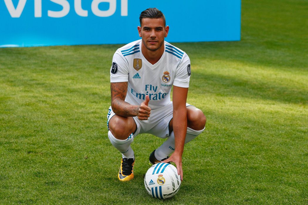 Mlad obránce Theo Hernandez v létě přestoupil z Atlétika Madrid k rivalovi Realu
