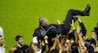 José Mourinho si vychutnává ovace nad hlavami hráčů