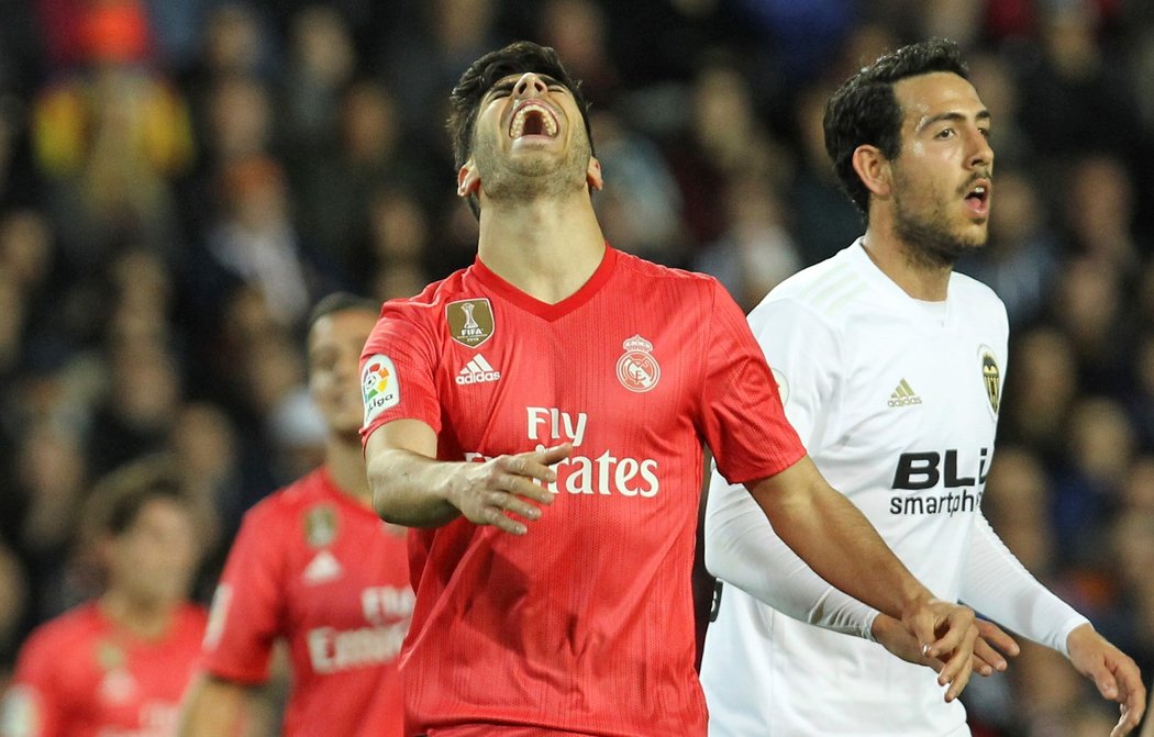 Záložník Realu Marco Asensio po jedné z neproměněných šancí v utkání na hřišti Valencie