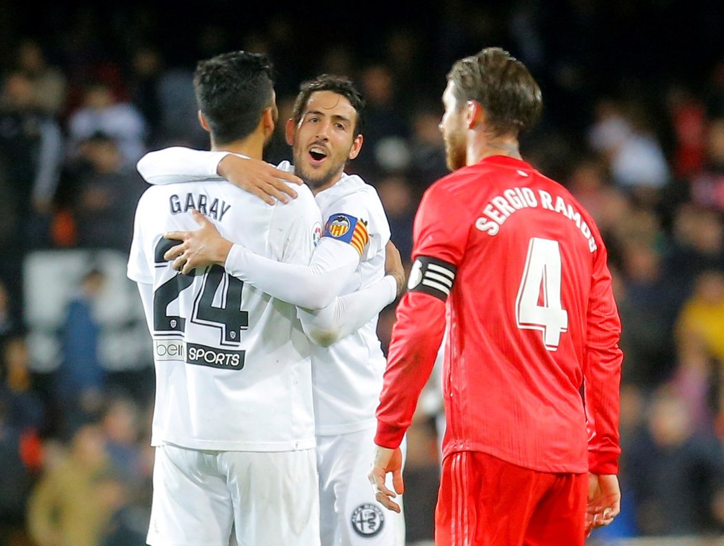 Kapitán Realu Sergio Ramos přihlíží, jak hráči Valencie slaví branku