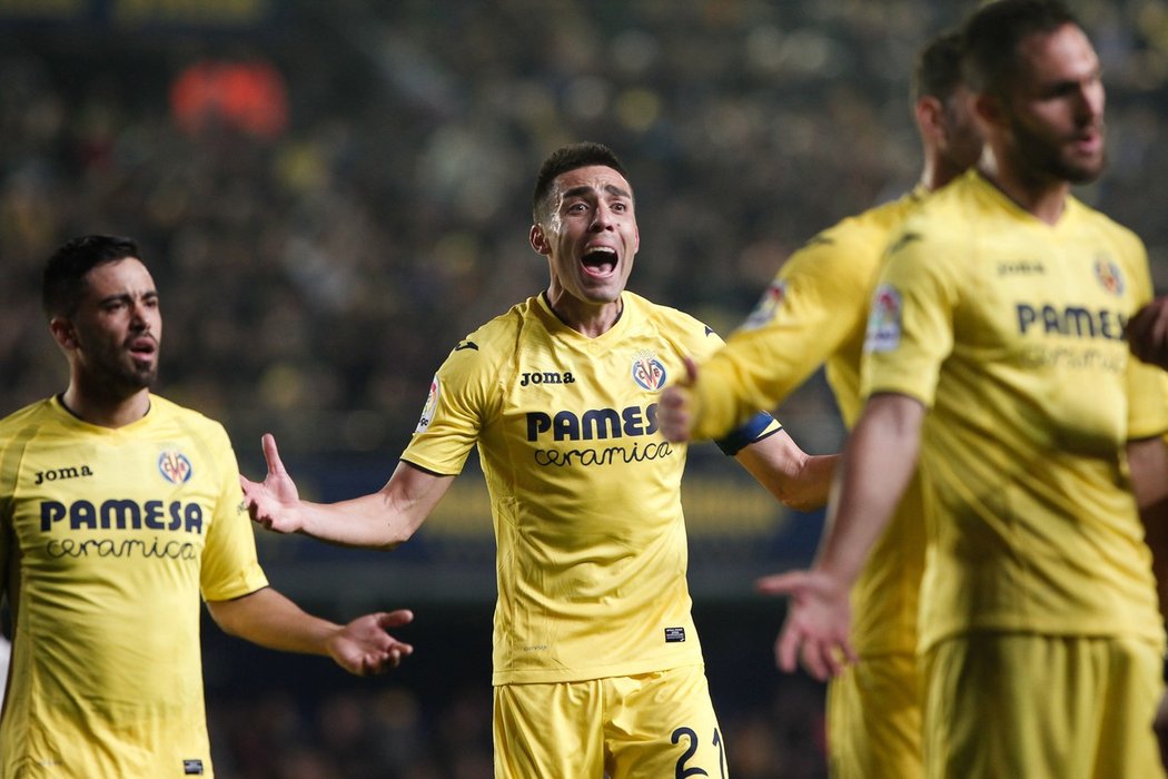 Kapitán Villarrealu Bruno Soriano se v zápase s Realem zlobí poté, co sudí odpískal penaltu po jeho ruce