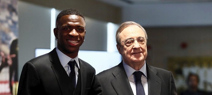 Nová posila Realu, mladý brazilský talent Vinicius, s prezidentem klubu Florentinem Pérezem