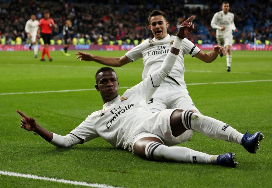 Brazilský talent Vinícius Júnior slaví gól na Santiago Bernabéu