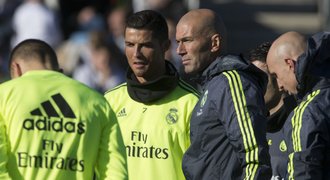 Zidane poprvé vedl Real. Fanoušci šíleli, Ronaldo poslouchal