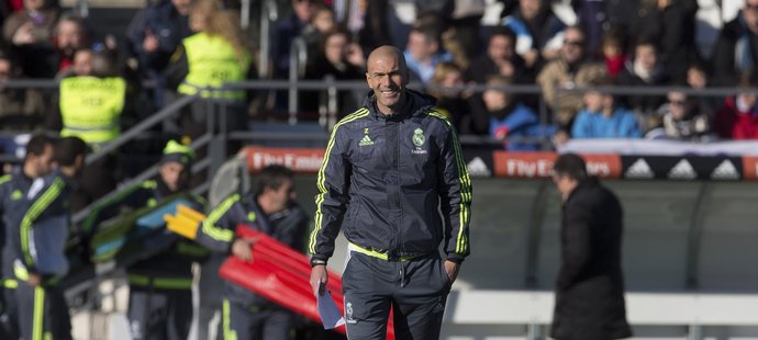 Zinedine Zidane na svém prvním tréninku ve funkci hlavního kouče Realu Madrid