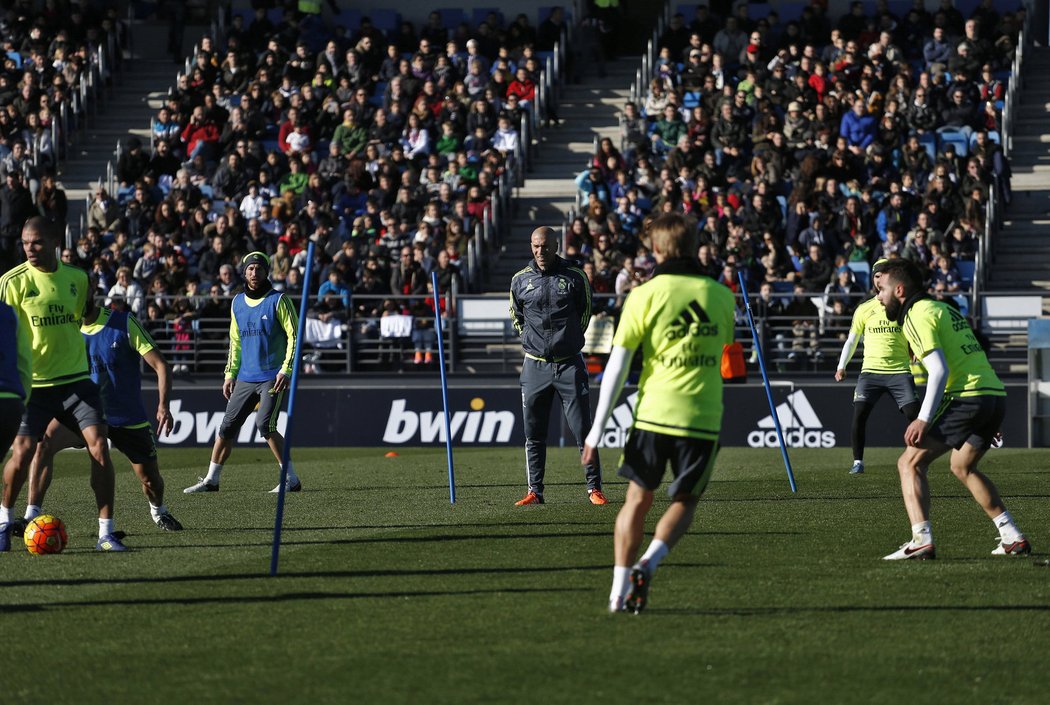 Hráči Realu Madrid na otevřeném tréninku po jmenování Zinedine Zidaneho jako hlavního kouče