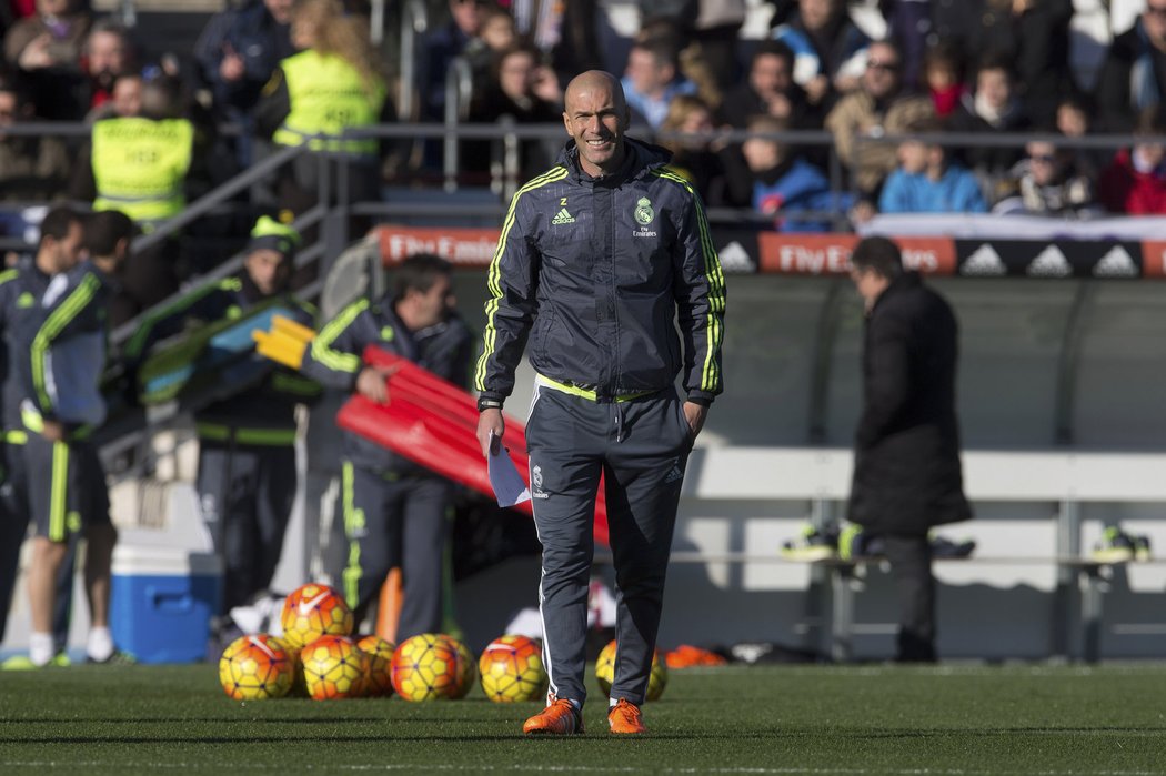 Zinedine Zidane na svém prvním tréninku ve funkci hlavního kouče Realu Madrid