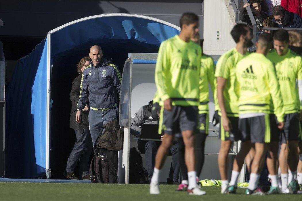 Zinedine Zidane přichází na trénink Realu Madrid, který poprvé vedl jako hlavní kouč