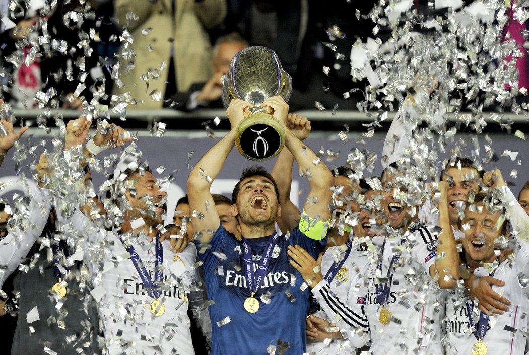 Fotbalisté Realu Madrid slaví zisk Superpoháru