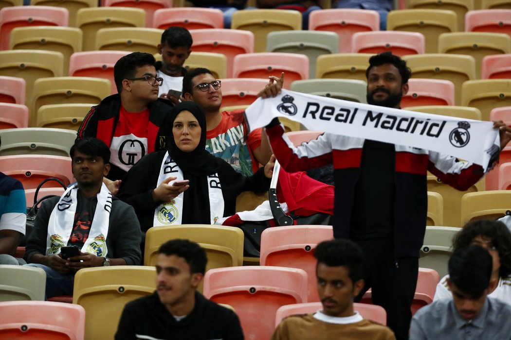 Hlouček arabských fanoušků Realu Madrid, hrálo se v saúdské Džiddě