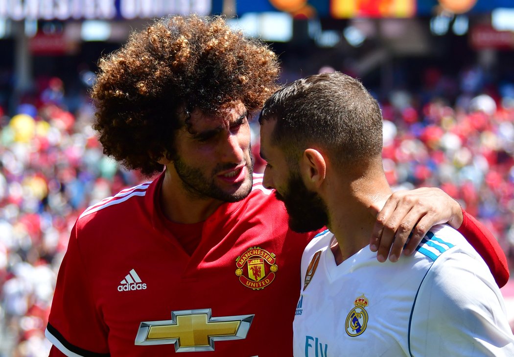 Marouane Fellaini se zdraví s Karimem Benzemou