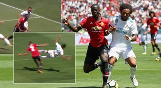 Real začal prohrou s United: komické penalty, drsný faul i paráda Martiala